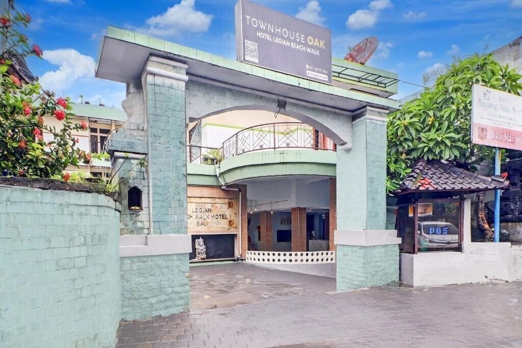 Фото Townhouse Oak Legian Near Legian Beach 2*