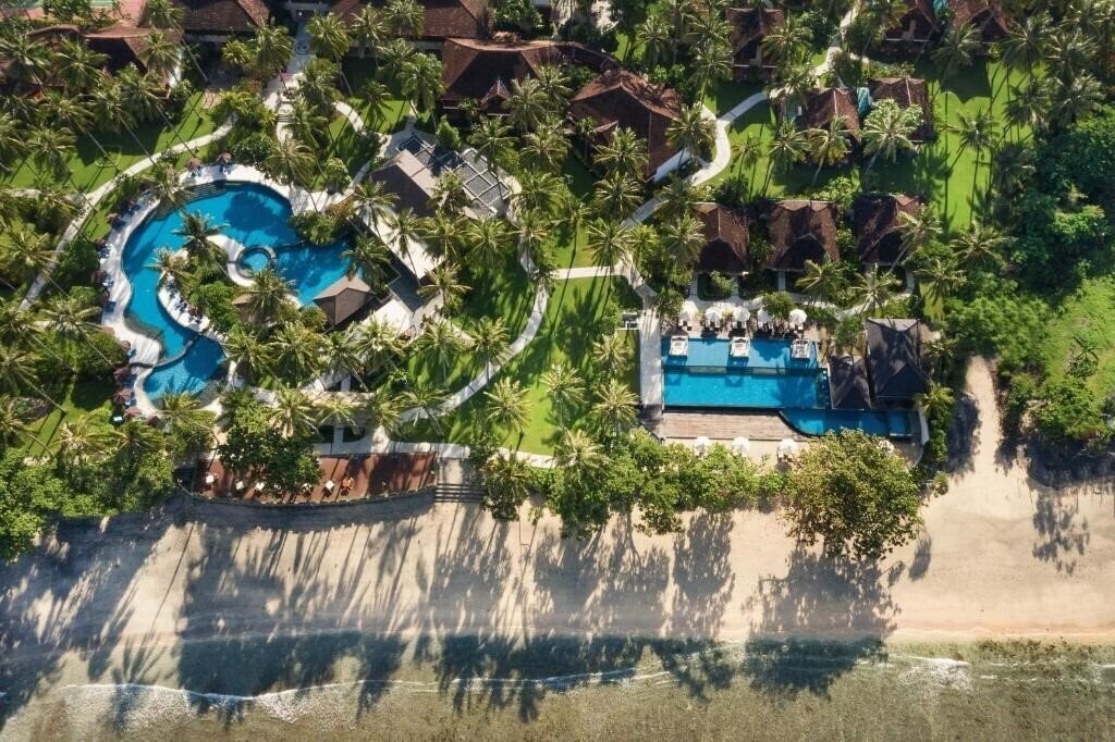 Отель Holiday Resort Lombok 4*