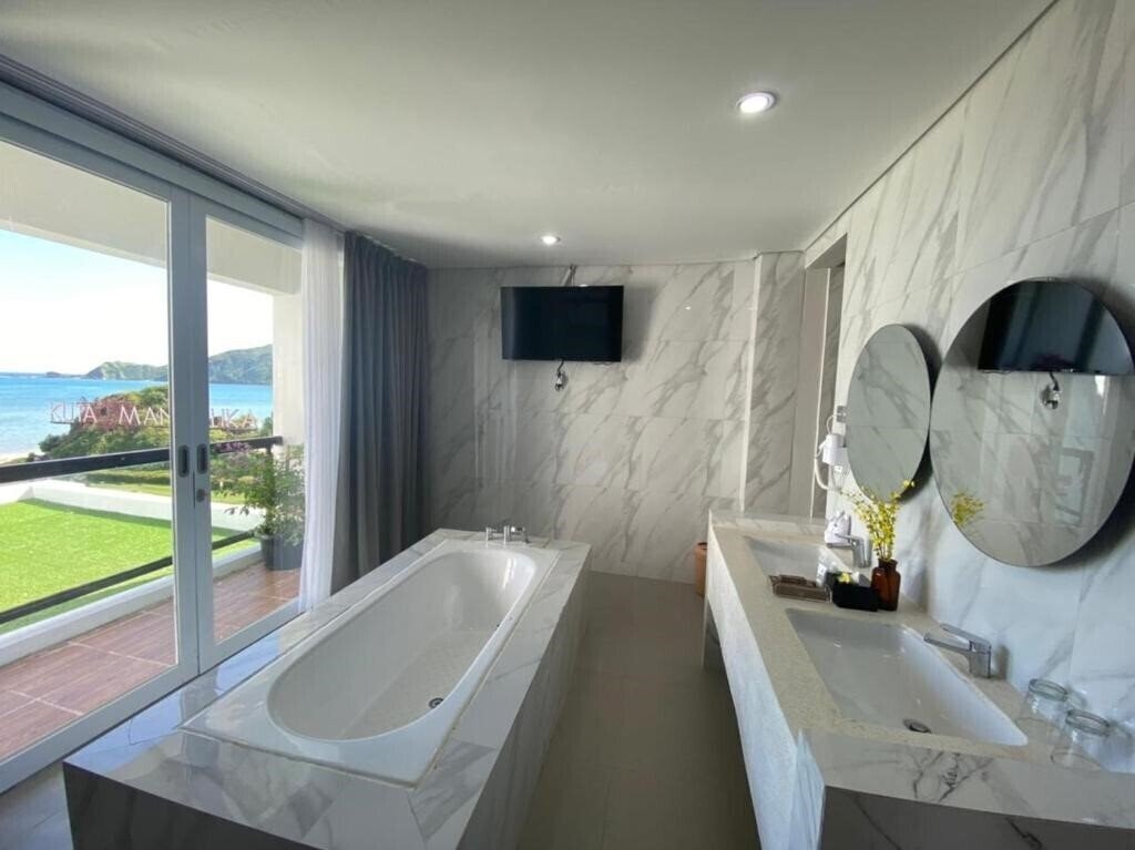 Фото Raja Hotel Kuta Mandalika 4*