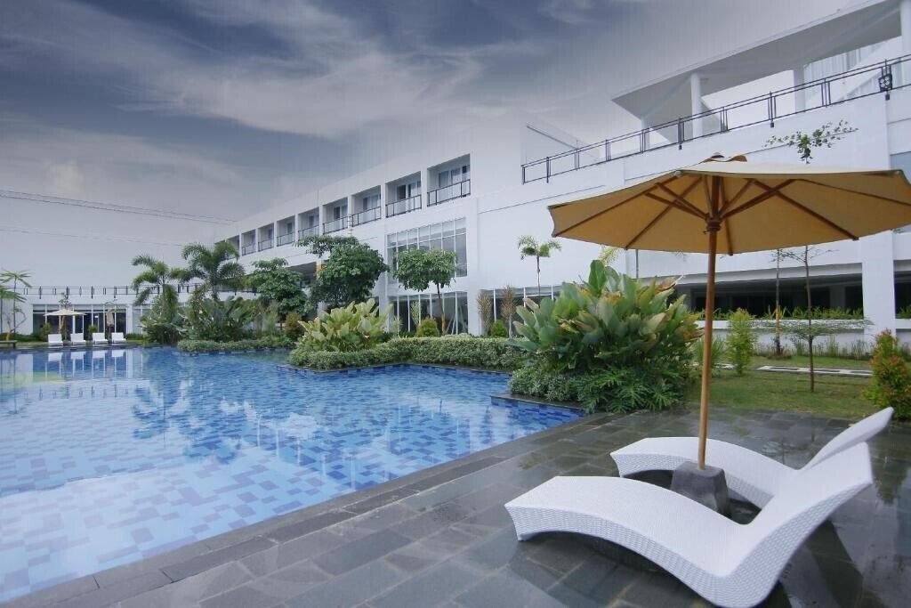 Фотографія Raja Hotel Kuta Mandalika 4*