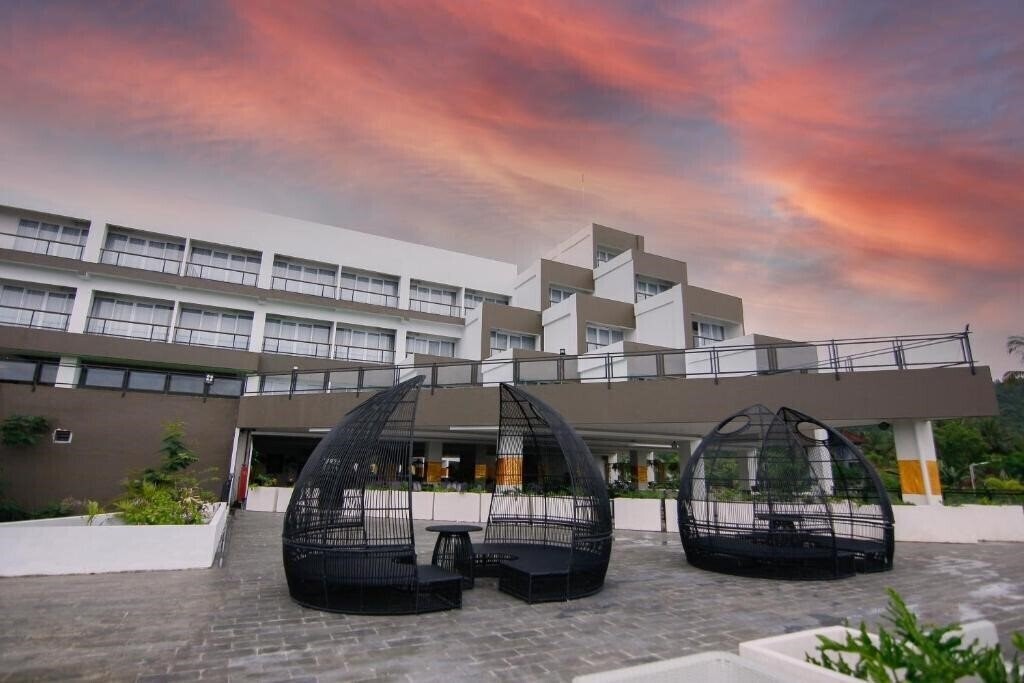 Картинка Raja Hotel Kuta Mandalika 4*
