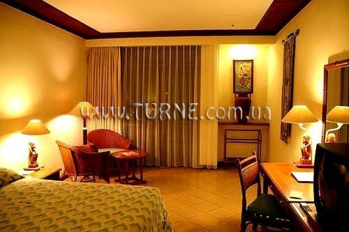 Готель Senggigi Beach 4*