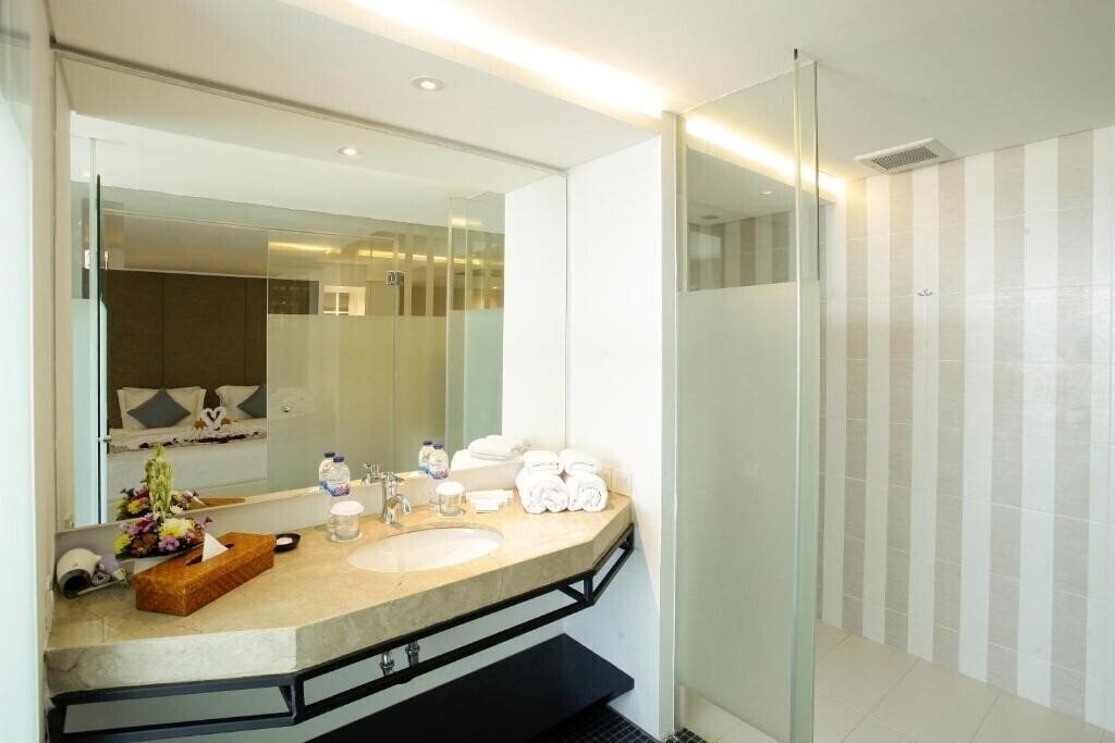 Фотографія Benoa Sea Suites And Villas 4*