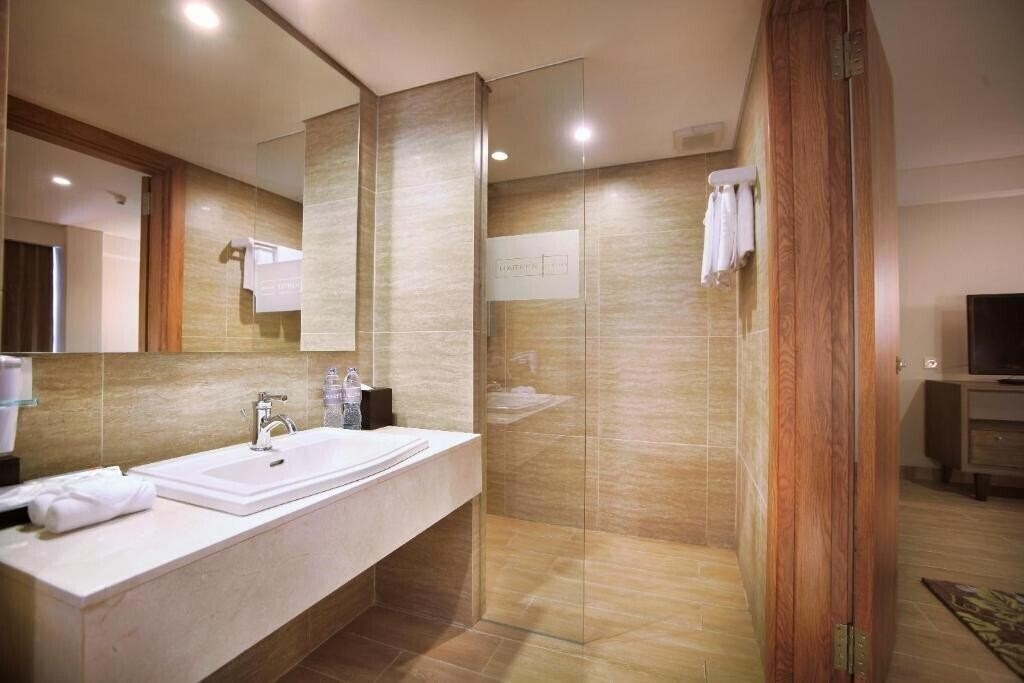 Фото The Harper Hotel Kuta 4*