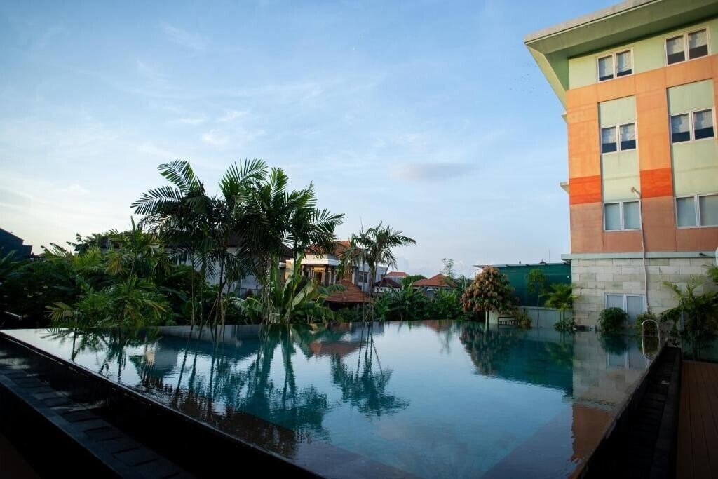 Фото Harris Hotel & Residences Riverview Kuta 4*