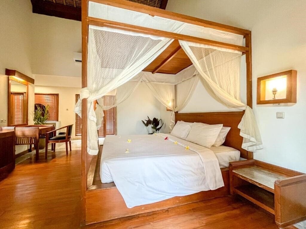 Фото Kuta Lagoon Resort & Pool Villas 3*