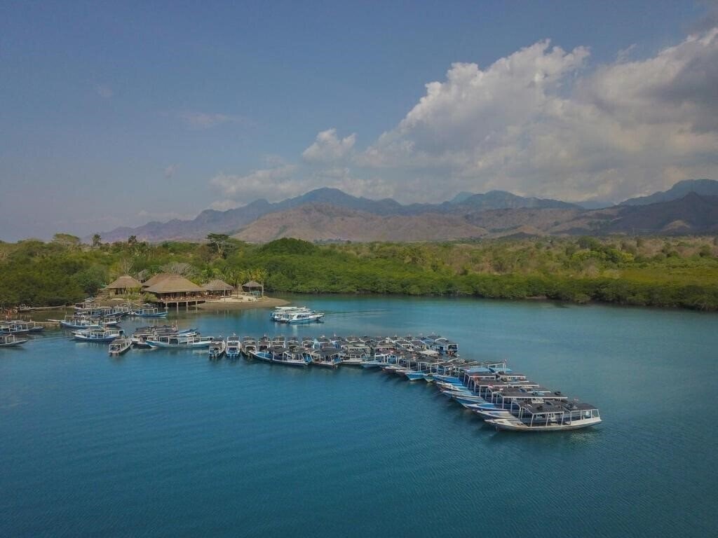 Отель Mimpi Resort Menjangan 4*