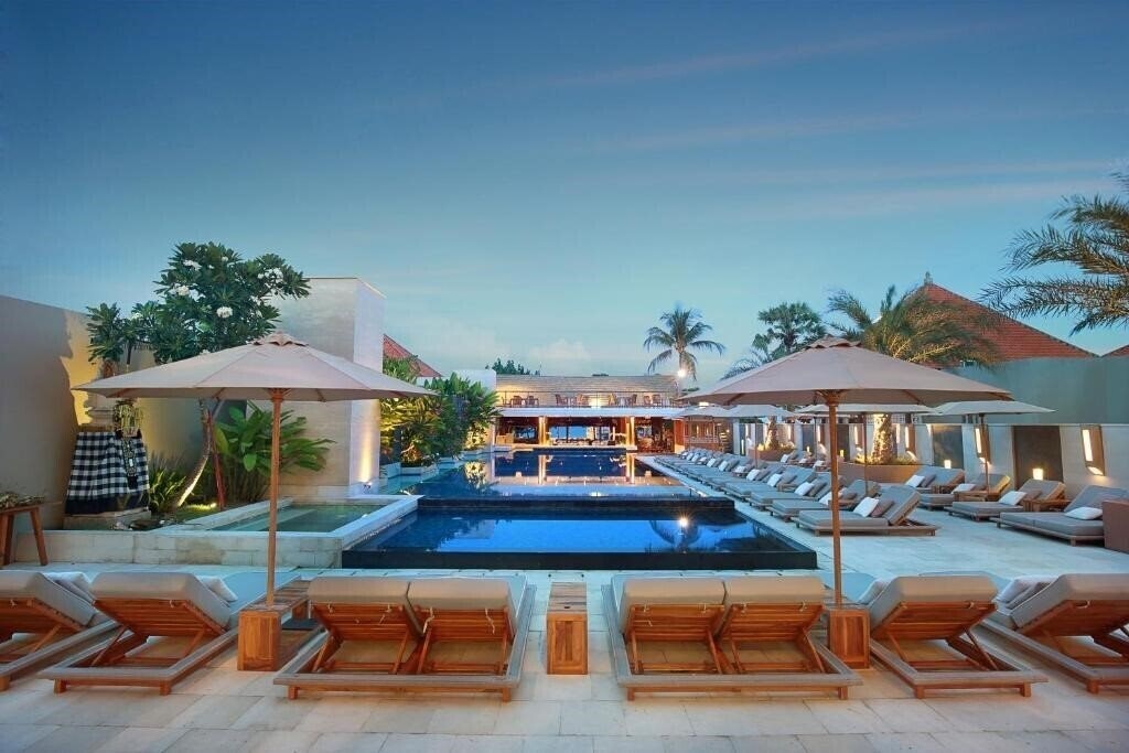 Готель The Bandha Hotel & Suites 5*