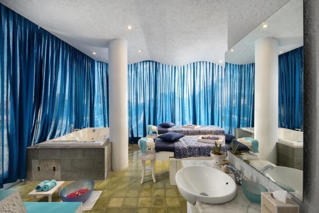 Фото The Akmani Legian 4*