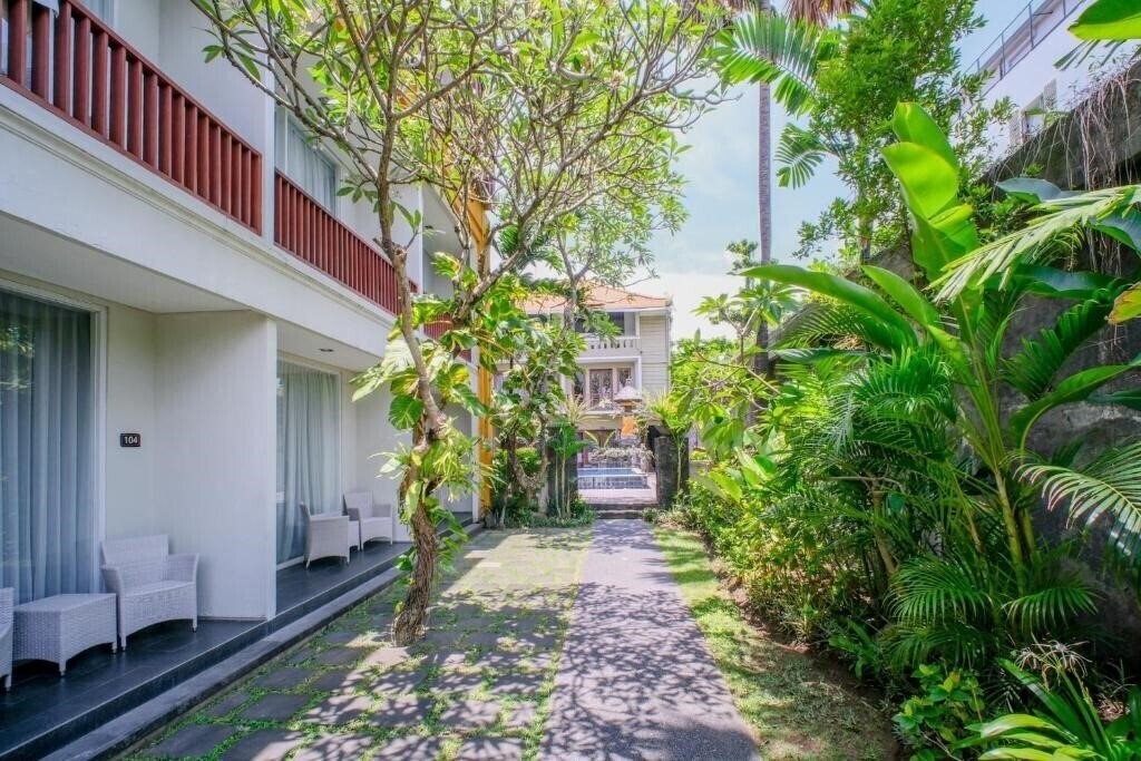 Отель Transera Kamini Legian 3*