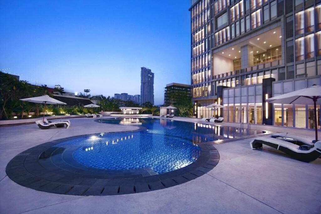 Отель The Grove Suites 4*