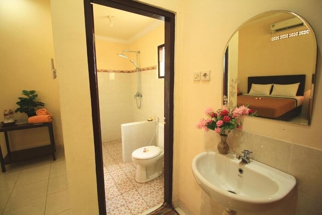 Фото Lovina Beach Hotel 3*