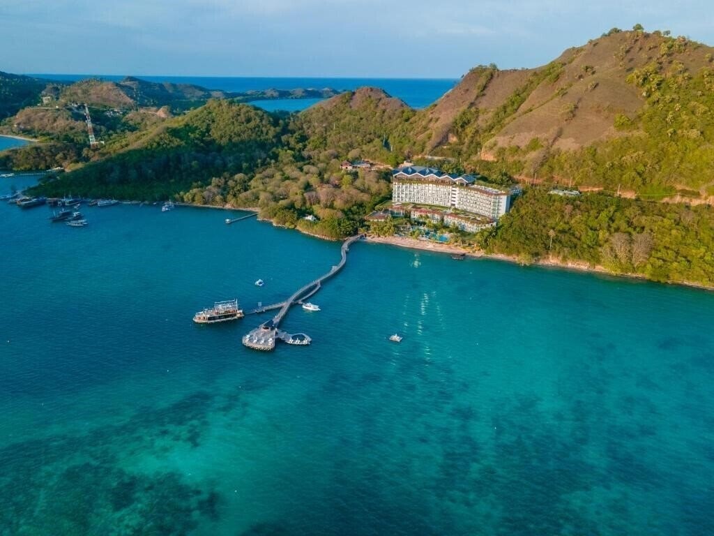 Отель Ayana Komodo Waecicu Beach 5*