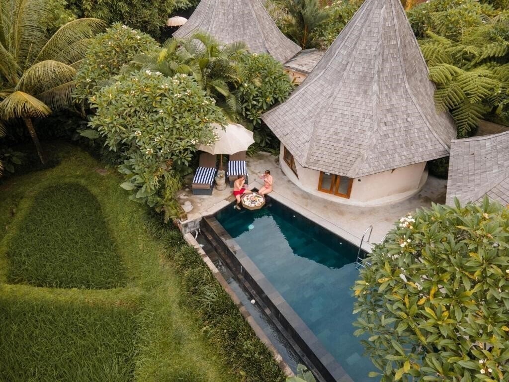 Отель The Sender Pool Suites 5*