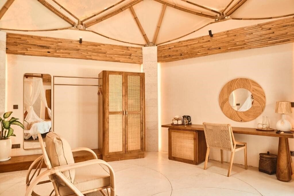 Отель Nuanu Suites & Accommodations (Adults Only) 4*