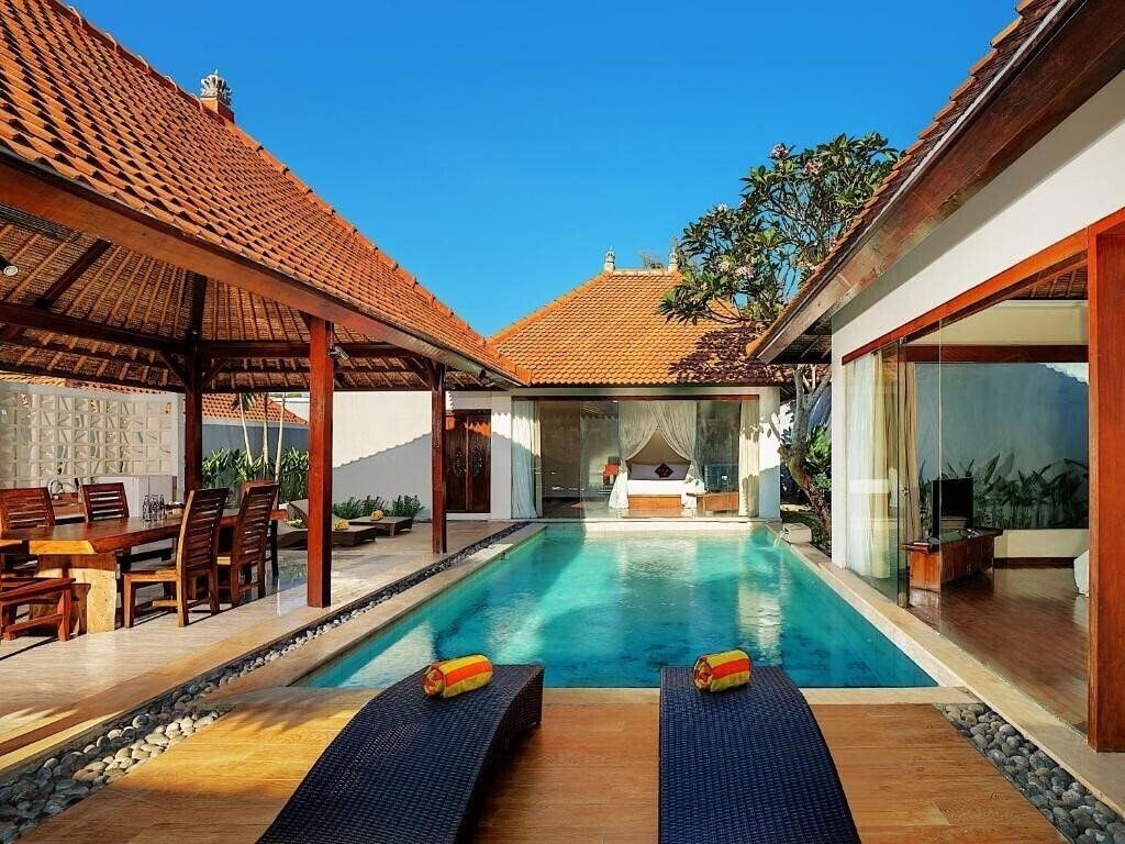 Фото Avery Le Nixsun Villa by Waringin Hospitality 4*