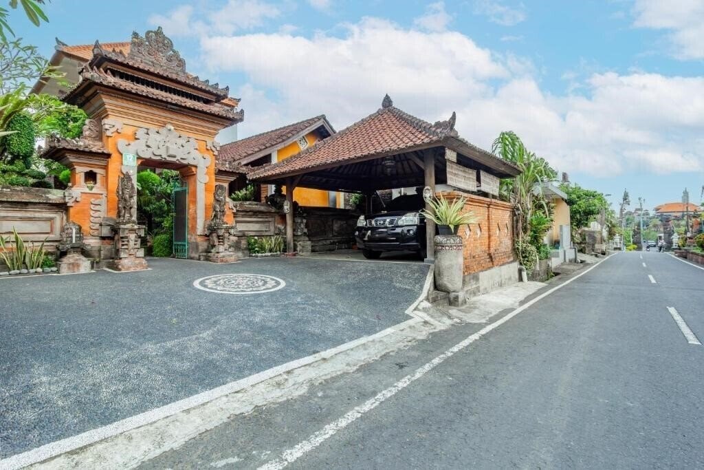 Отель Capital O 94011 Binhari Guest House 2*