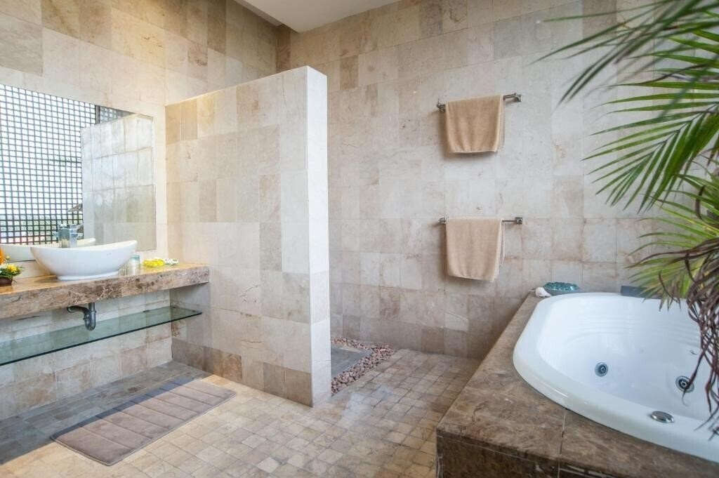 Фото Bali Mystique Hotel and Apartments 3*