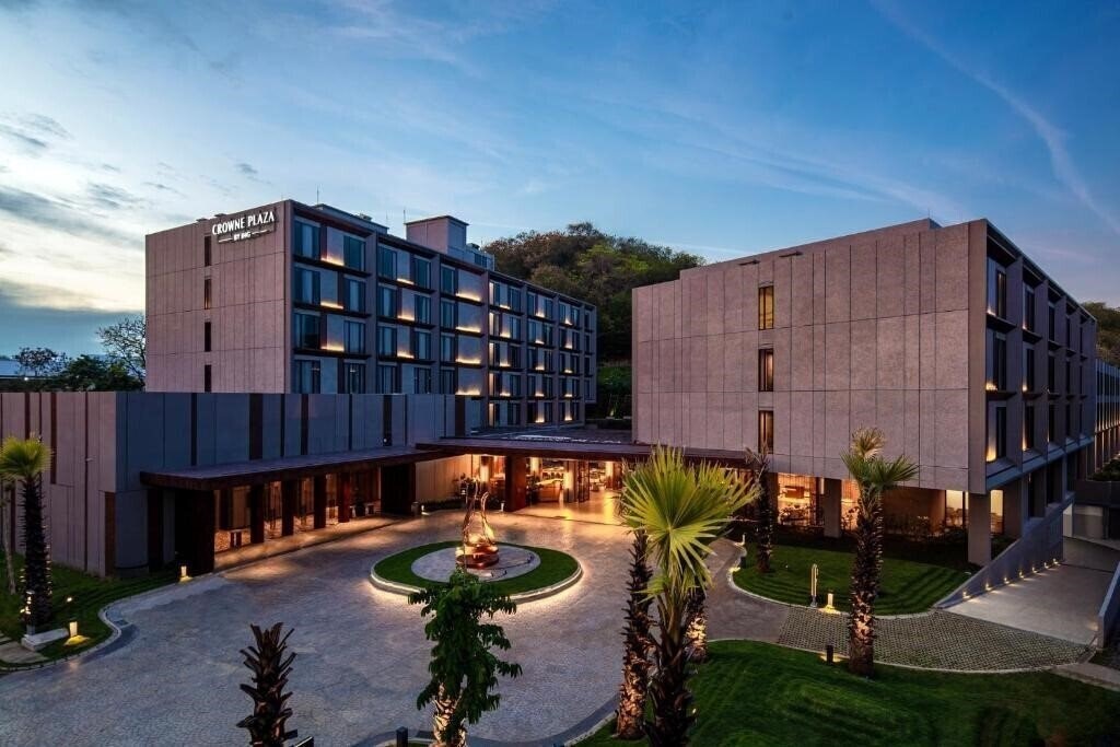 Готель Crowne Plaza Labuan Bajo by IHG 5*