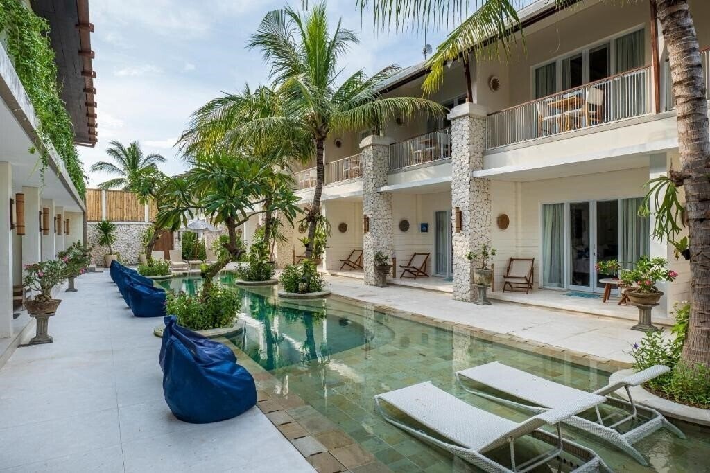Отель The Beach House Resort 3*