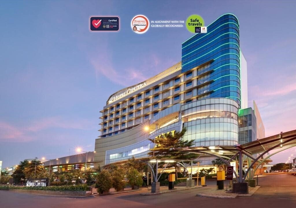 Отель Hotel Ciputra Cibubur 4*