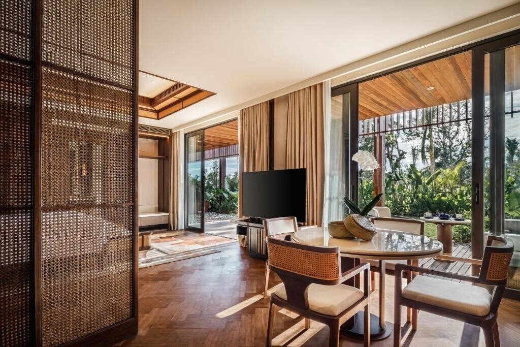Фото The Meru Sanur 5*