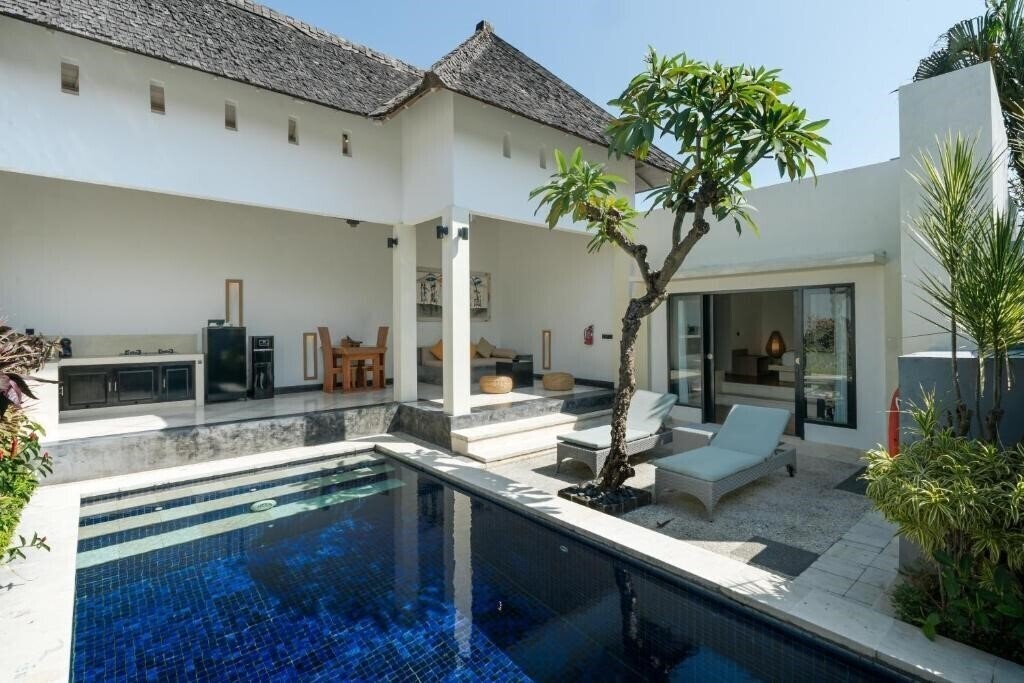 Готель The Seminyak Suite 4*