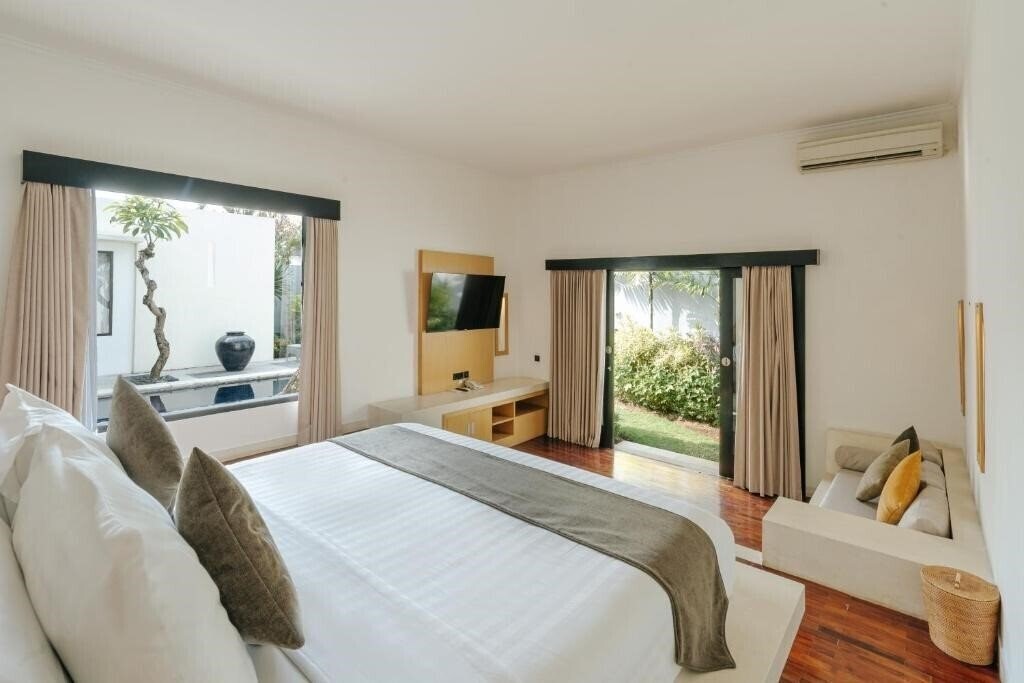 Фото The Seminyak Suite 4*