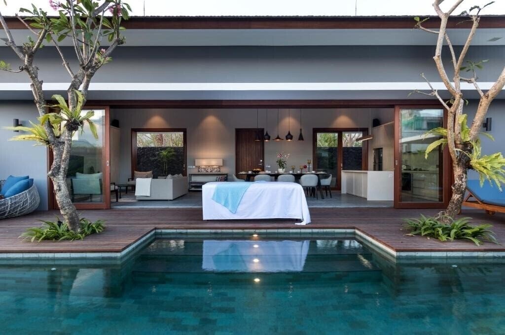 Отель Amarin Seminyak + 4*