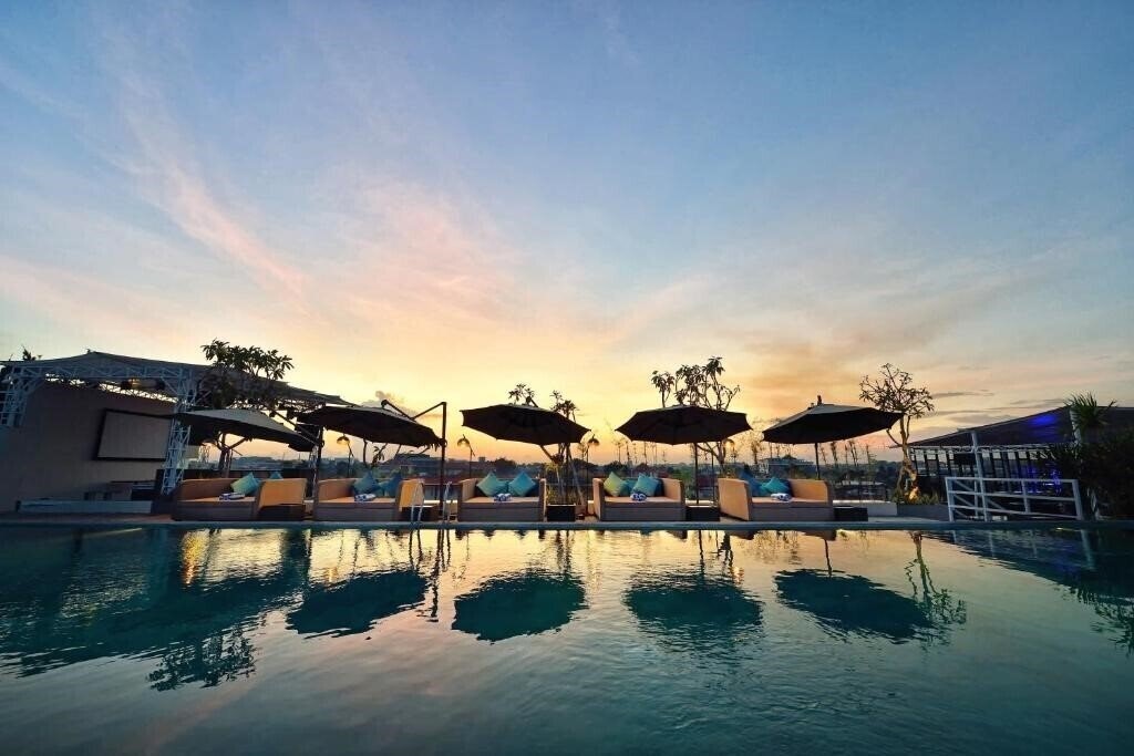 Готель De Vins Sky Hotel Seminyak 4*