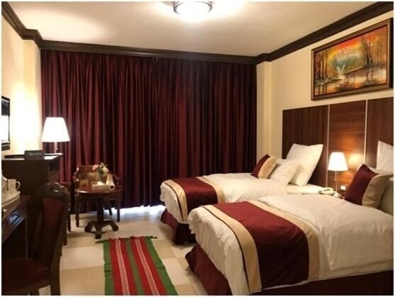Фотографія Rest Hills Suites 3*