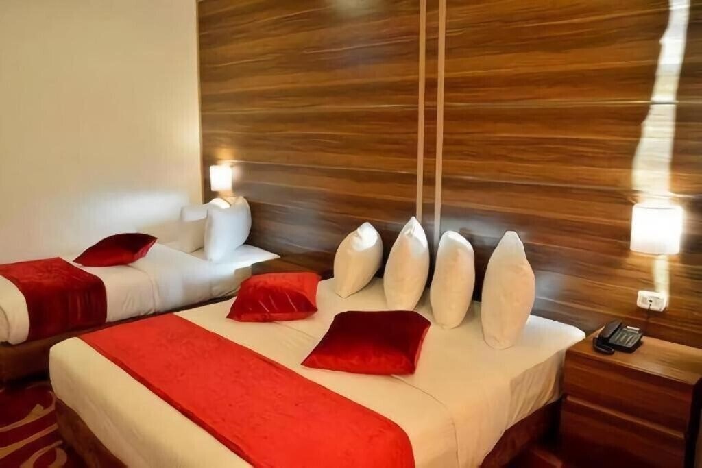 Зображення Nairoukh Hotel 3*