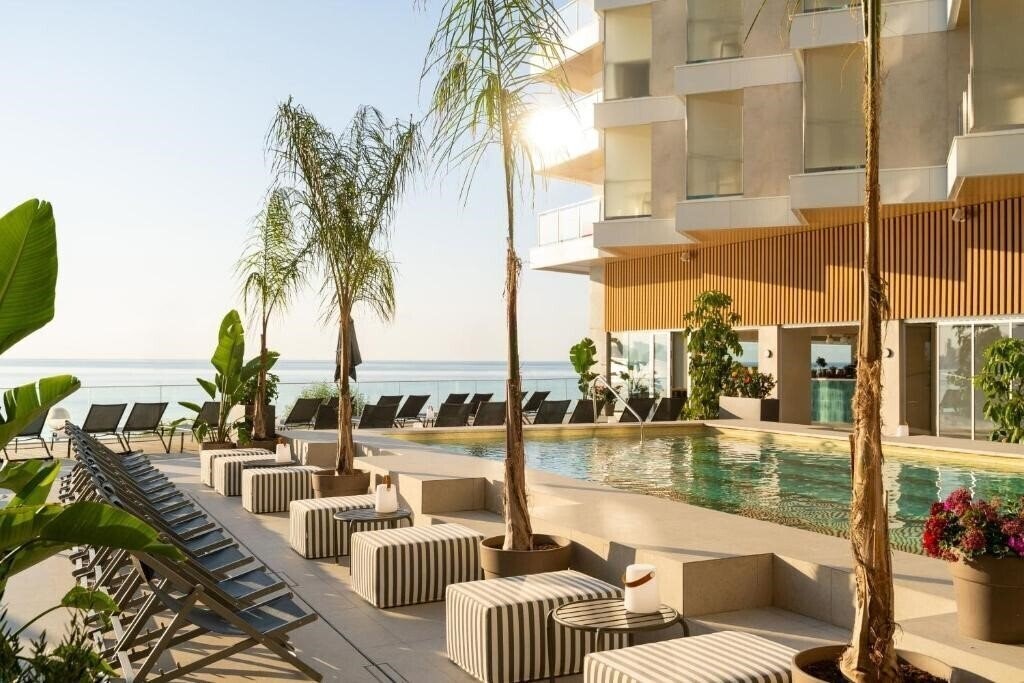 Отель Innside by Melia Alicante Porta Maris 4*