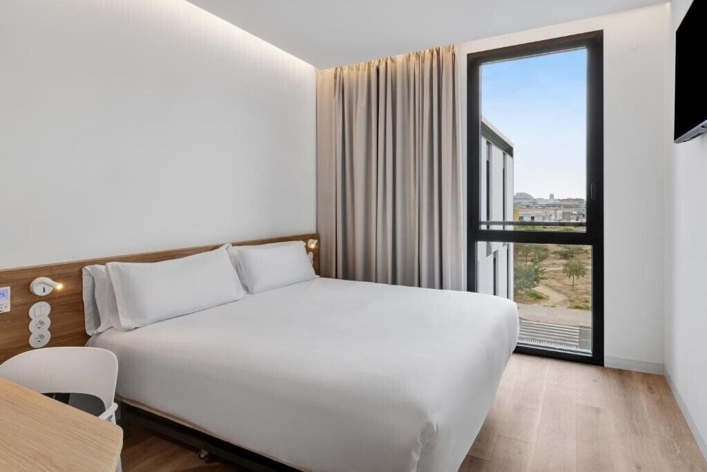 Фото B&B Hotel Alicante Aeropuerto 3*