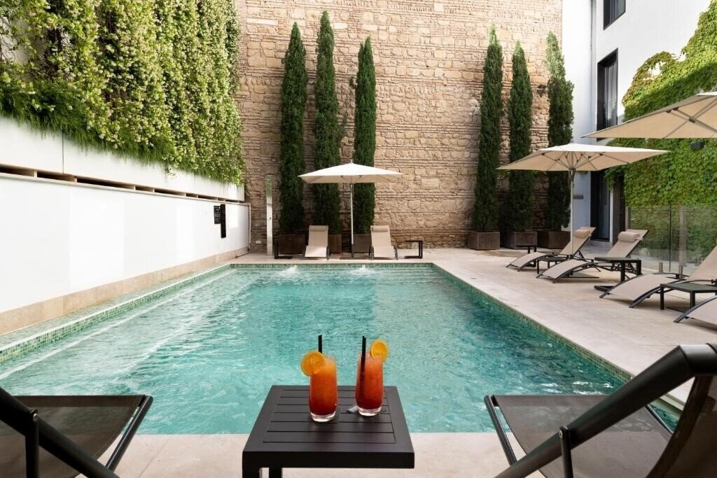 Готель H10 Palacio Colomera 4*