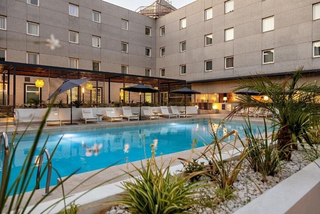 Готель Hotel Vertice Sevilla Aljarafe Bormujos 4*