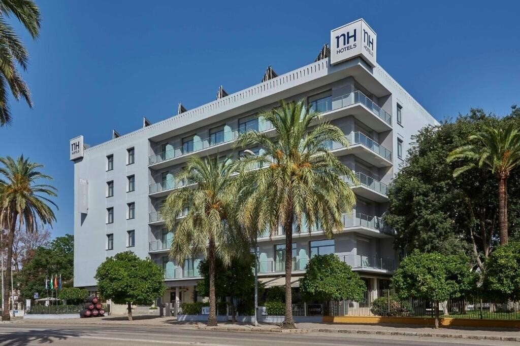Готель NH Avenida De Jerez 4*