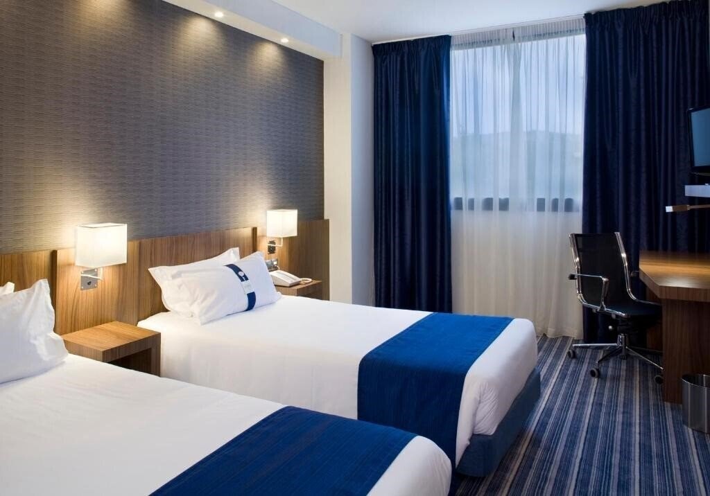 Отель Holiday Inn Express Campo de Gibraltar Barrios 3*