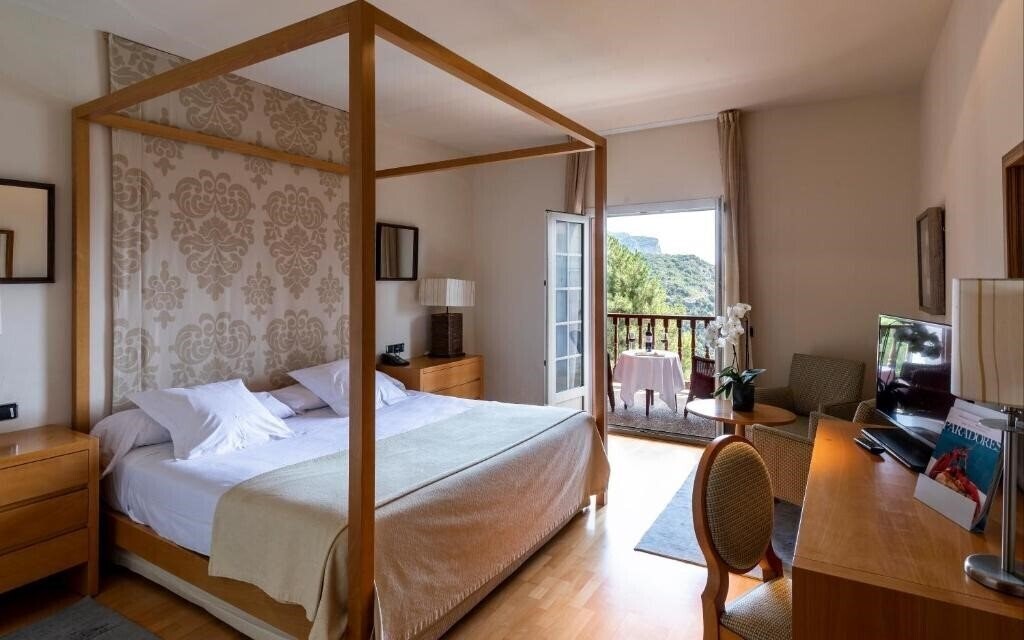 Отель Parador De Vic - Sau 4*