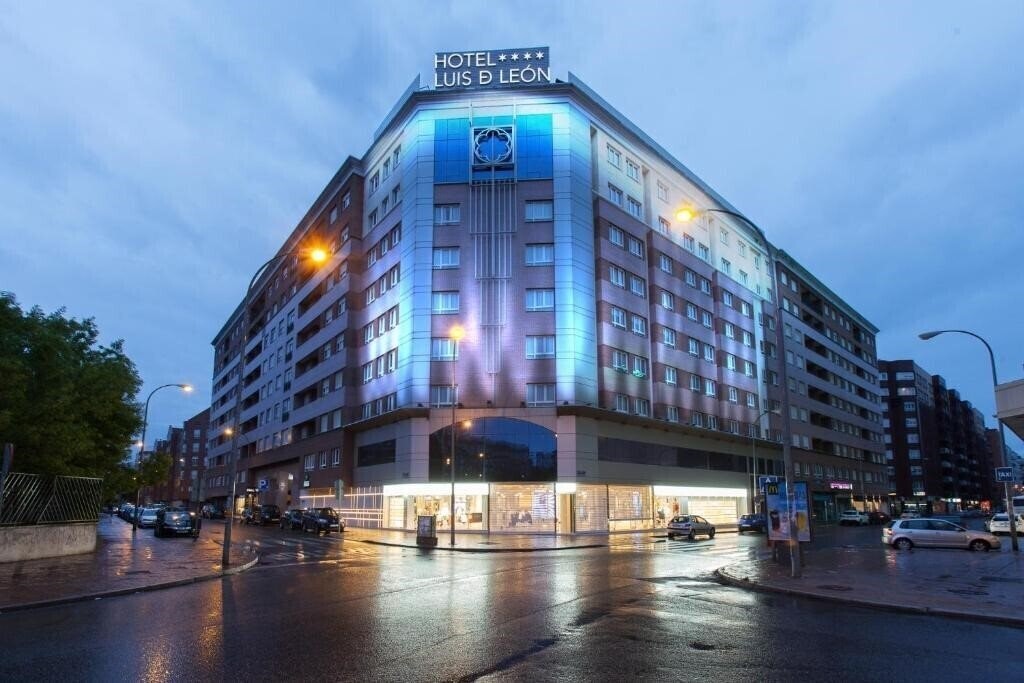 Отель Silken Luis De Leon 4*