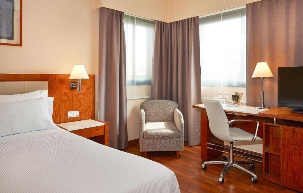 Фото NH Barcelona Entenza (ex. NH Sants Center NH Forum) 3*