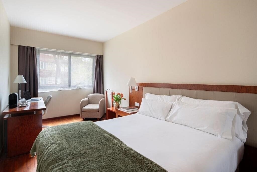 Фотография NH Barcelona Entenza 3*