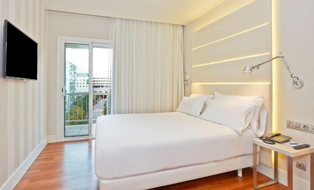 Отель NH Barcelona Les Corts 3*