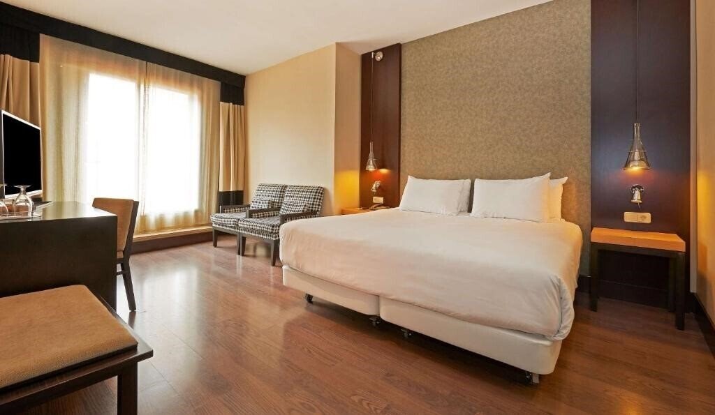 Отель NH Barcelona Eixample 3*
