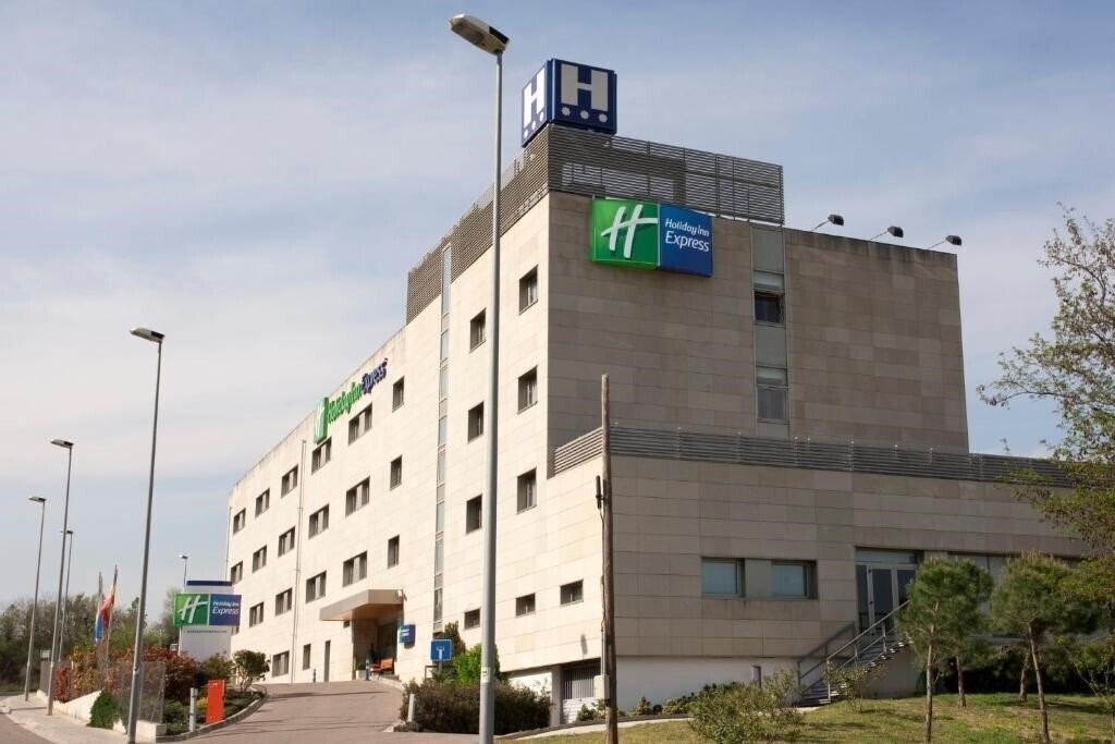 Готель Holiday Inn Express Montmelo 3*