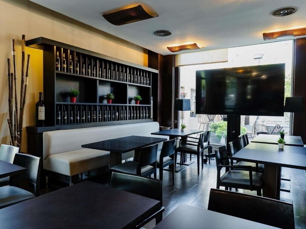Фотографія Ibis Barcelona Molins De Rei 2*