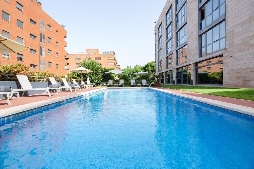 Готель NH Cornella 3*