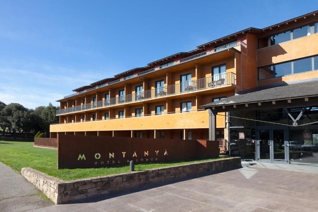 Готель Montanya Hotel 4*