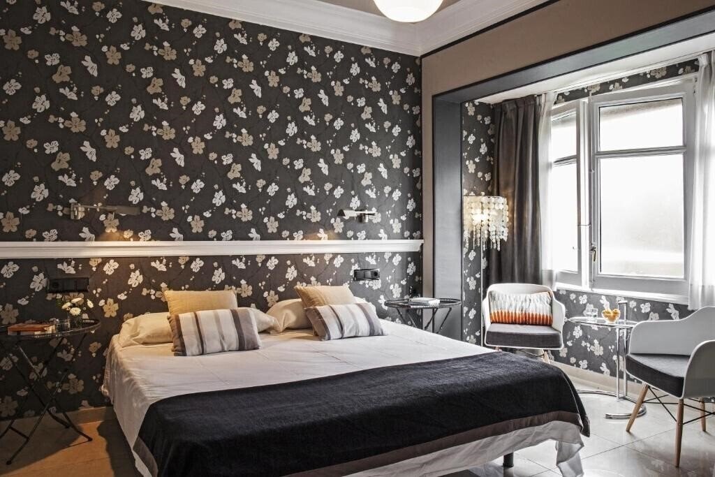 Готель Ainb B&B Eixample Muntaner 2*