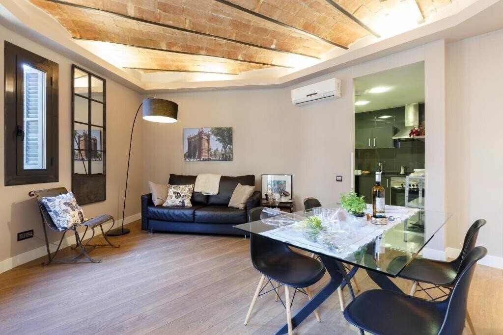 Готель Ainb Eixample Miro апартаменты